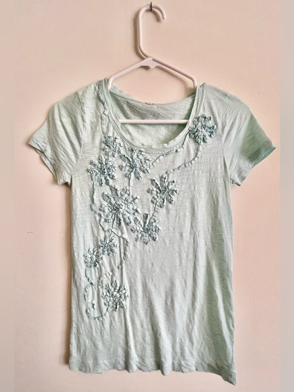 🛼 J. Crew Mint Green Embroidered Scoop Neck Tee 🛼